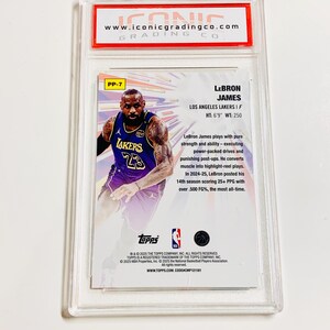 K&ouml;nnte beinhalten: Eine LeBron James Basketballkarte in einer Schutzh&uuml;lle. Die Karte zeigt ein Foto von James in einem Lakers-Trikot. Die Karte enth&auml;lt den Text "LEBRON JAMES" und "LOS ANGELES LAKERS". Die Karte wird von Iconic Grading Co. bewertet.
