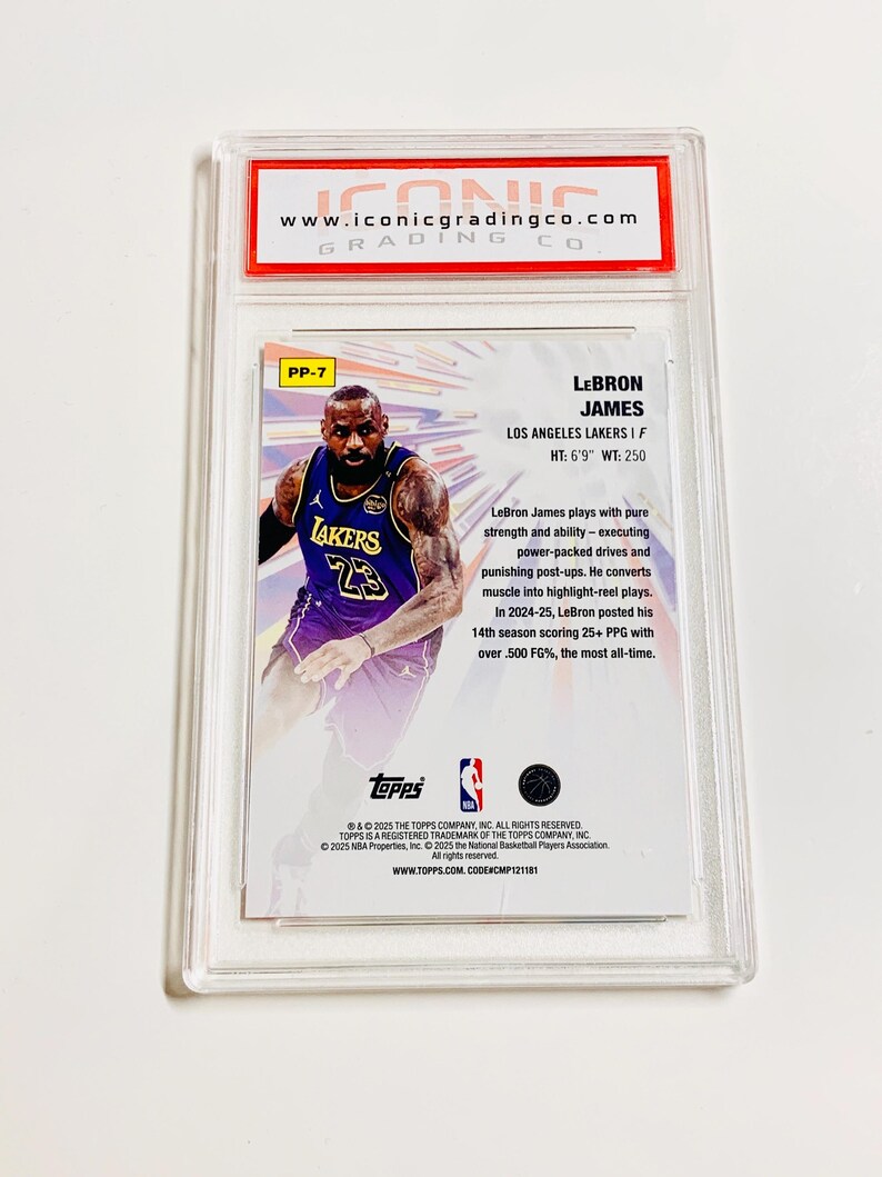 K&ouml;nnte beinhalten: Eine LeBron James Basketballkarte in einer Schutzh&uuml;lle. Die Karte zeigt ein Foto von James in einem Lakers-Trikot. Die Karte enth&auml;lt den Text "LEBRON JAMES" und "LOS ANGELES LAKERS". Die Karte wird von Iconic Grading Co. bewertet.