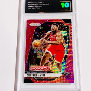 Könnte beinhalten: Eine bewertete Zion Williamson Basketballkarte aus der Panini Prizm Monopoly Serie 2024-25. Die Karte hat ein leuchtend rotes und holografisches Design, mit dem Spieler in Aktion. Die Karte ist von Advanced Grading mit 10 bewertet.