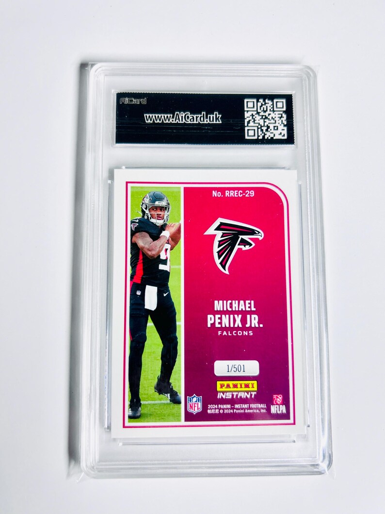Puede incluir: Una tarjeta de f&uacute;tbol de Michael Penix Jr. calificada en una funda protectora. La tarjeta presenta una foto del jugador con el uniforme de los Falcons, con el logotipo del equipo y la informaci&oacute;n del jugador. La tarjeta est&aacute; etiquetada como "1/501".