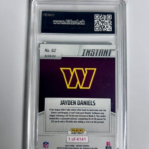 Puede incluir: Una tarjeta coleccionable de f&uacute;tbol dentro de un estuche protector transparente. La tarjeta presenta el nombre "JAYDEN DANIELS" y el logotipo de los Commanders de Washington. El texto incluye "INSTANT" y "1 of 4141". La tarjeta es de la serie 2024 Panini Instant Football.