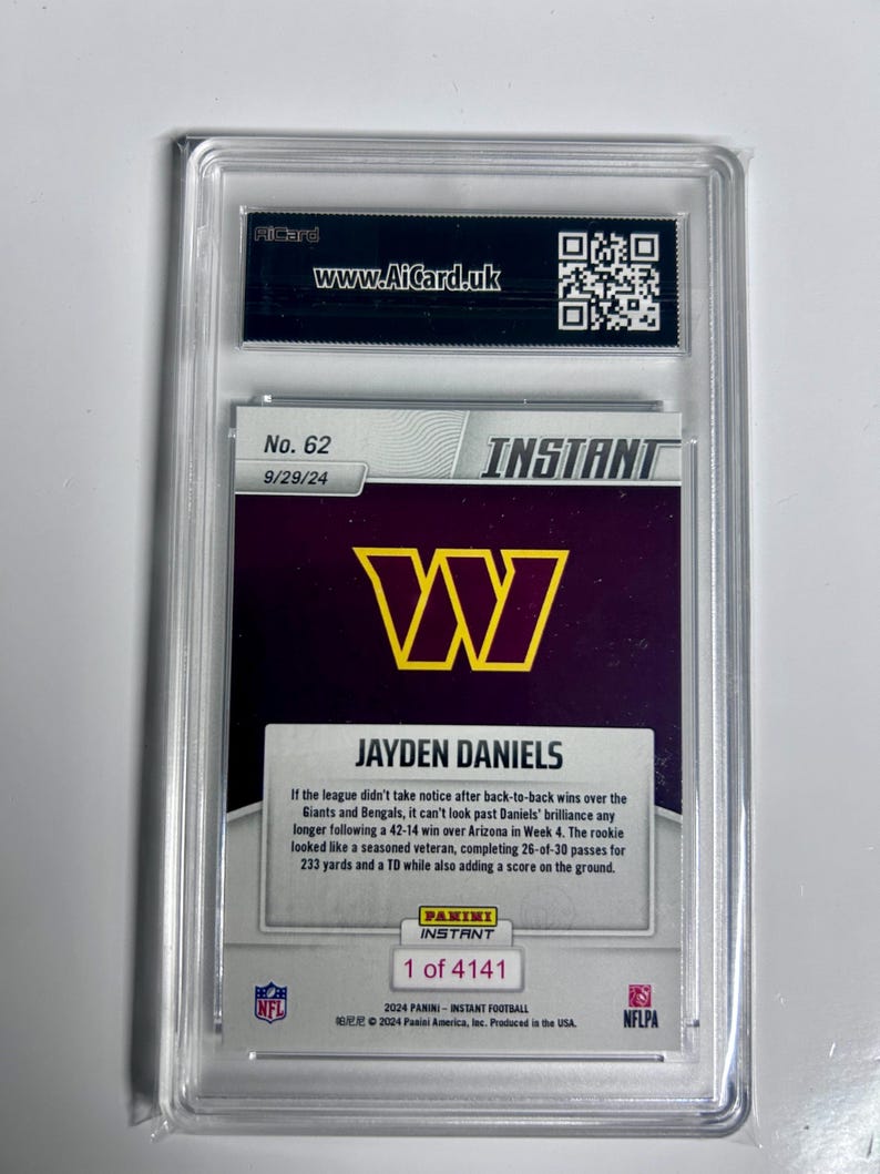 Puede incluir: Una tarjeta coleccionable de f&uacute;tbol dentro de un estuche protector transparente. La tarjeta presenta el nombre "JAYDEN DANIELS" y el logotipo de los Commanders de Washington. El texto incluye "INSTANT" y "1 of 4141". La tarjeta es de la serie 2024 Panini Instant Football.