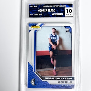 Może przedstawiać: Karta kolekcjonerska Panini Instant NBA z Cooperem Flaggiem, oceniona na 10 GEM MT, w ochronnym etui. Karta zawiera zdjęcie koszykarza w stroju. Karta zawiera r&oacute;wnież tekst "RPS FIRST LOOK".