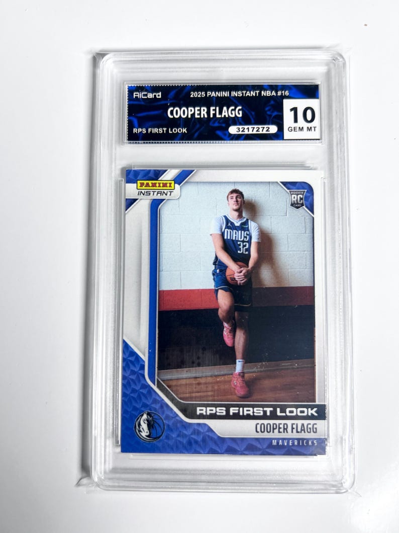 Może przedstawiać: Karta kolekcjonerska Panini Instant NBA z Cooperem Flaggiem, oceniona na 10 GEM MT, w ochronnym etui. Karta zawiera zdjęcie koszykarza w stroju. Karta zawiera r&oacute;wnież tekst "RPS FIRST LOOK".
