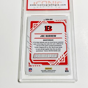 Może przedstawiać: Karta do gry w futbol amerykański z Joe Burrow w przezroczystym plastikowym etui. Karta ma czerwono-biały wz&oacute;r z napisem "JOE BURROW QUARTERBACK" i logo drużyny. Pochodzi z serii 2025 Panini Donruss Football.