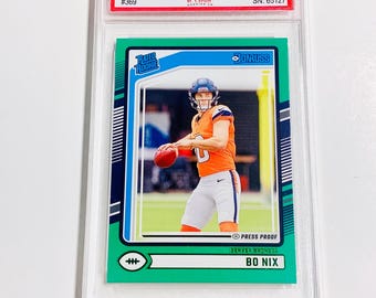 Carta da principiante BO NIX CLASSIFICATA 10 2024 Donruss Press Proof - Carta da principiante classificata verde n. 369 Denver Broncos incontaminata