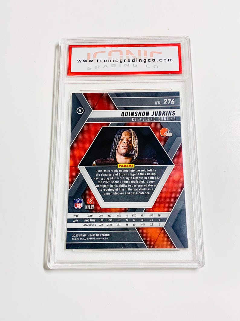 Pu&ograve; includere: Una carta di football di Quinshton Judkins dei Cleveland Browns, valutata e racchiusa in un supporto di plastica trasparente. La carta presenta un design a mosaico con una foto del giocatore e testo con il suo nome, la squadra e le statistiche.