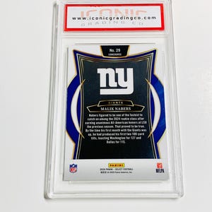 Puede incluir: Tarjeta de f&uacute;tbol de Malik Nabers, de los New York Giants, calificada y presentada en un estuche de pl&aacute;stico transparente. La tarjeta muestra el logotipo de los Giants y detalles del jugador. El logotipo de "Iconic Grading Co." es visible.