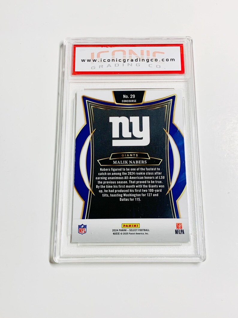 Puede incluir: Tarjeta de f&uacute;tbol de Malik Nabers, de los New York Giants, calificada y presentada en un estuche de pl&aacute;stico transparente. La tarjeta muestra el logotipo de los Giants y detalles del jugador. El logotipo de "Iconic Grading Co." es visible.