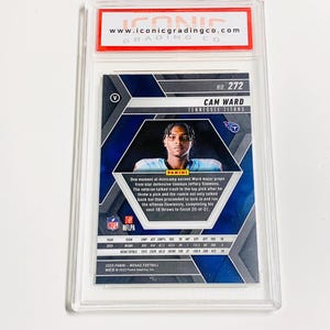 Puede incluir: Una tarjeta de f&uacute;tbol de Cam Ward de los Tennessee Titans, calificada y encapsulada en un soporte protector. La tarjeta presenta una foto del jugador y estad&iacute;sticas detalladas. Es de la colecci&oacute;n 2025 Panini Mosaic Football.