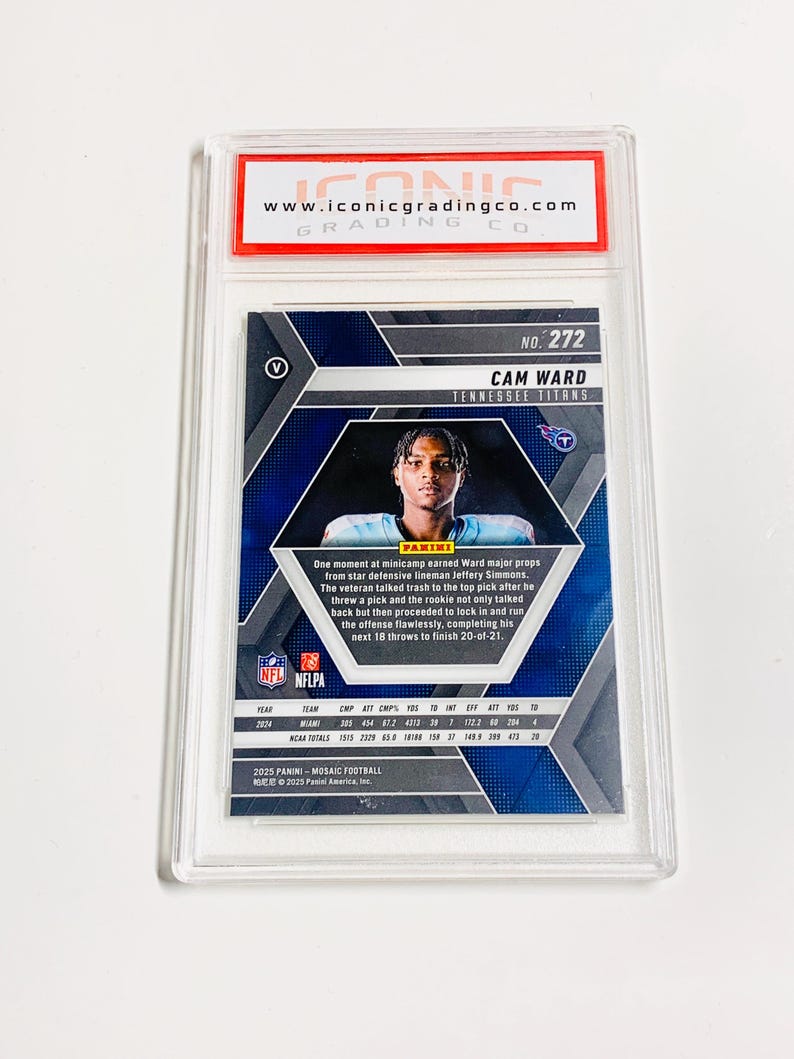 Puede incluir: Una tarjeta de f&uacute;tbol de Cam Ward de los Tennessee Titans, calificada y encapsulada en un soporte protector. La tarjeta presenta una foto del jugador y estad&iacute;sticas detalladas. Es de la colecci&oacute;n 2025 Panini Mosaic Football.