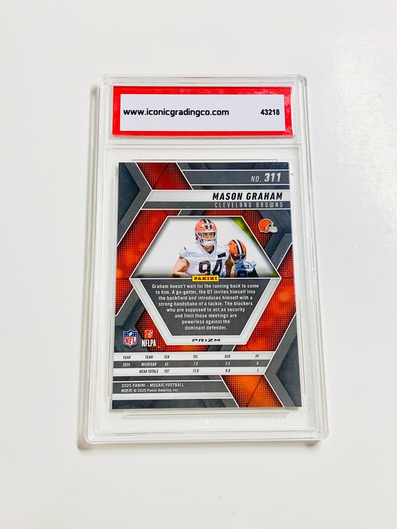 Op de afbeelding: Een voetbal trading card met Mason Graham van de Cleveland Browns. De kaart, met nummer 311, zit in een transparante plastic houder. De houder heeft een rood-wit label van iconicgradingco.com.