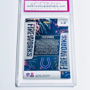 Puede incluir: Una tarjeta de f&uacute;tbol de los Indianapolis Colts de Tyler Warren calificada. La tarjeta presenta un dise&ntilde;o de fuegos artificiales y el texto "FIREWORKS". La tarjeta est&aacute; encerrada en un soporte protector transparente con el logotipo de Iconic Grading Co.