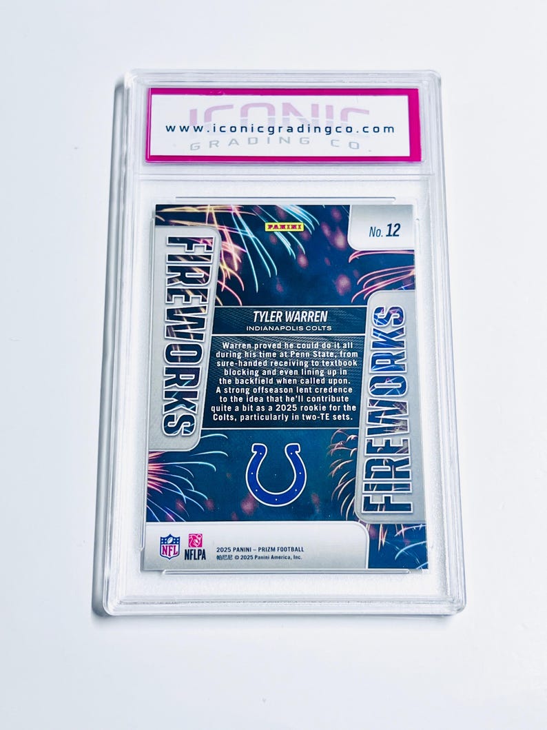 Puede incluir: Una tarjeta de f&uacute;tbol de los Indianapolis Colts de Tyler Warren calificada. La tarjeta presenta un dise&ntilde;o de fuegos artificiales y el texto "FIREWORKS". La tarjeta est&aacute; encerrada en un soporte protector transparente con el logotipo de Iconic Grading Co.