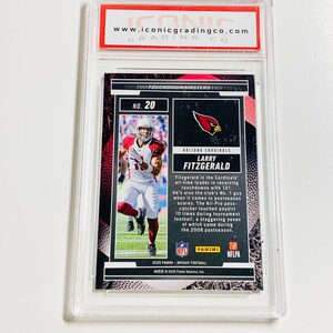 Puede incluir: Una tarjeta de f&uacute;tbol de Larry Fitzgerald, calificada y encapsulada en un soporte protector. La tarjeta presenta una foto de Fitzgerald con el uniforme de los Arizona Cardinals. El soporte tiene una etiqueta roja y blanca con la direcci&oacute;n web www.iconicgradingco.com.
