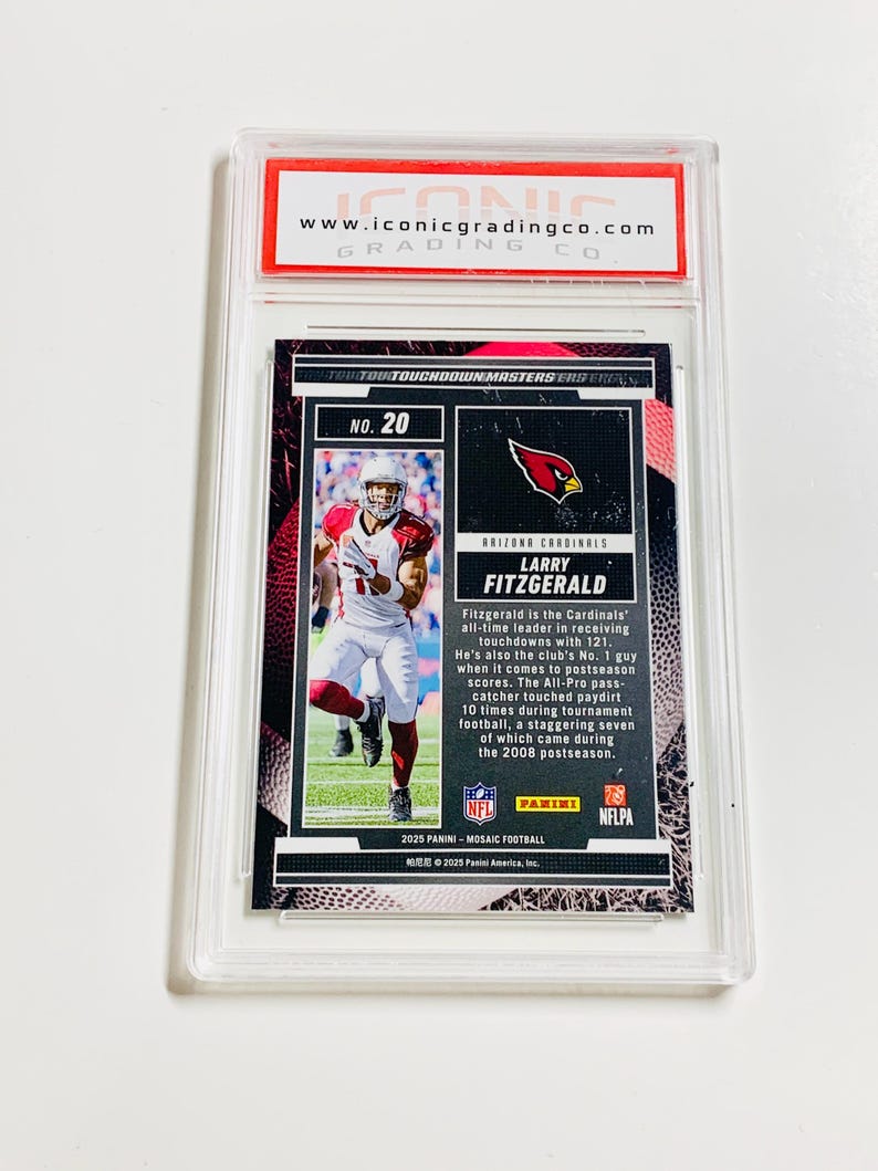 Puede incluir: Una tarjeta de f&uacute;tbol de Larry Fitzgerald, calificada y encapsulada en un soporte protector. La tarjeta presenta una foto de Fitzgerald con el uniforme de los Arizona Cardinals. El soporte tiene una etiqueta roja y blanca con la direcci&oacute;n web www.iconicgradingco.com.