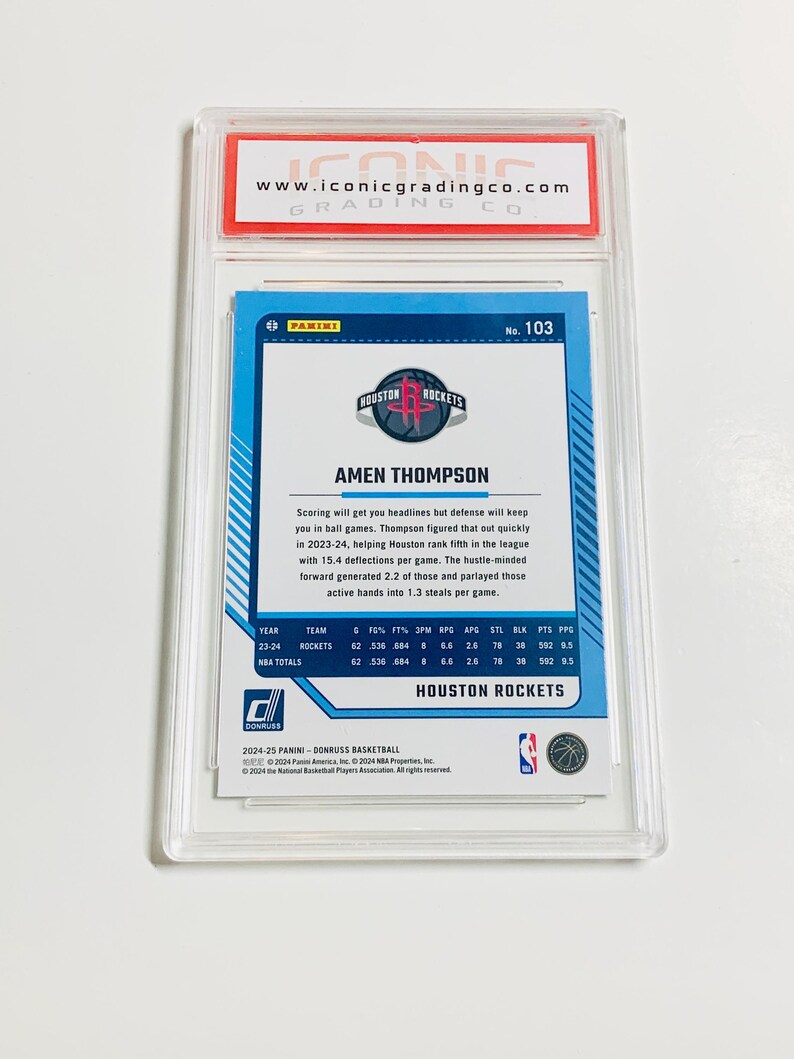 Op de afbeelding: Een basketbal trading card van Amen Thompson van de Houston Rockets, in een beschermende houder. De kaart toont spelersstatistieken, teamlogo en het Panini Donruss logo. Beoordeeld door Iconic Grading Co.