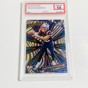 Pu&ograve; includere: Una carta collezionabile di football con Treveyon Henderson in uniforme dei New England Patriots. La carta &egrave; classificata Pristine 10 e proviene dalla serie 2025 Revolution. La carta ha uno sfondo geometrico colorato e il testo "ICONIC" e "ROOKIE CARD".