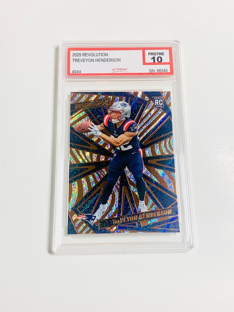 Pu&ograve; includere: Una carta collezionabile di football con Treveyon Henderson in uniforme dei New England Patriots. La carta &egrave; classificata Pristine 10 e proviene dalla serie 2025 Revolution. La carta ha uno sfondo geometrico colorato e il testo "ICONIC" e "ROOKIE CARD".