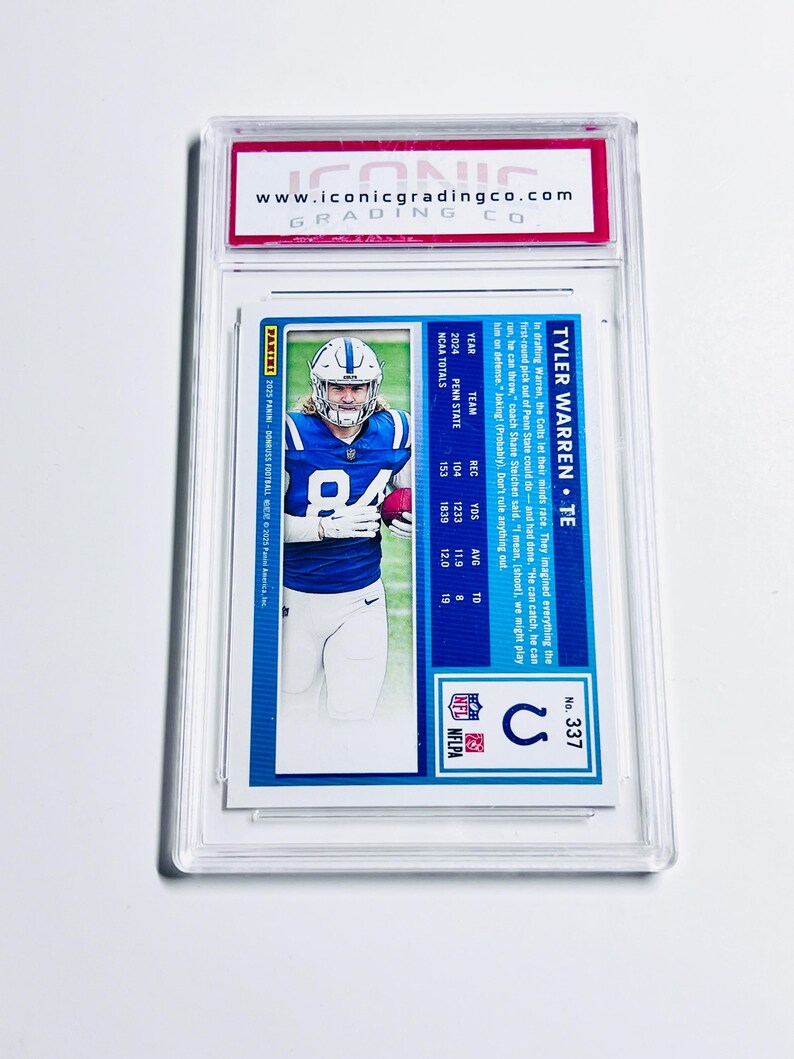 Puede incluir: Una tarjeta de f&uacute;tbol de Tyler Warren, TE, en un estuche protector. La tarjeta presenta una foto del jugador con uniforme azul y blanco. La tarjeta es de la serie 2024 Panini Donruss Football. El estuche tiene una etiqueta roja y blanca.