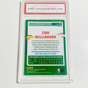 Pu&ograve; includere: Una carta da basket di Zion Williamson della serie Panini Donruss Optic 2023-24, racchiusa in un supporto protettivo. La carta presenta un design verde e bianco con le statistiche del giocatore e il logo dei New Orleans Pelicans. La carta &egrave; valutata da Iconic Grading Co.