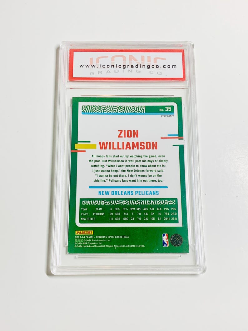 Pu&ograve; includere: Una carta da basket di Zion Williamson della serie Panini Donruss Optic 2023-24, racchiusa in un supporto protettivo. La carta presenta un design verde e bianco con le statistiche del giocatore e il logo dei New Orleans Pelicans. La carta &egrave; valutata da Iconic Grading Co.