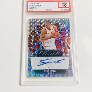 以下が含まれることがあります： アトランタ・ホークスのユニフォームを着たクリント・カペラのバスケットボールトレーディングカード。カードは保護ホルダーに収められ、「Scripts」の文字とサインが入ったモザイクデザインです。カードのグレードは「Pristine 10」です。