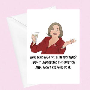 Può includere: Biglietto di auguri con l'illustrazione di una donna in tailleur rosso che tiene in mano un martini. Il biglietto recita: "DA QUANTO TEMPO STIAMO INSIEME? NON CAPISCO LA DOMANDA E NON RISPONDERÒ."