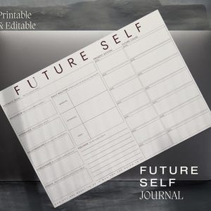 Puede incluir: Un diario imprimible blanco titulado "FUTURE SELF JOURNAL" con secciones para metas, comportamiento y rutinas diarias. El diario está sobre un portátil gris oscuro, con las palabras "Printable & Editable" en la parte superior.