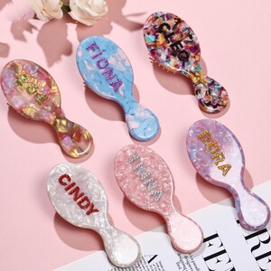 Cepillo de pelo pequeño con nombre personalizado, cepillo con iniciales personalizadas, regalos para despedidas de soltera, damas de honor y despedidas de soltera, accesorios para el pelo de boda.