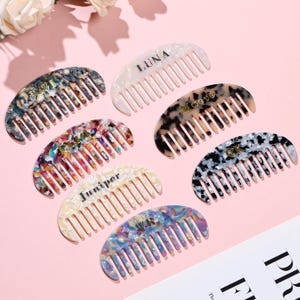 Peineta personalizada con nombre, peine de acetato con inicial en forma de media luna, peine de carey, peine portátil de dientes anchos, regalo para dama de honor.