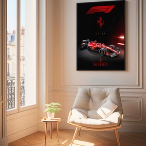 Puede incluir: Un p&oacute;ster enmarcado en negro con un coche de carreras de F&oacute;rmula 1 rojo sobre un fondo negro. El coche est&aacute; etiquetado como "SF-23" y el p&oacute;ster tiene el logotipo de Ferrari y la palabra "Ferrari" en rojo.