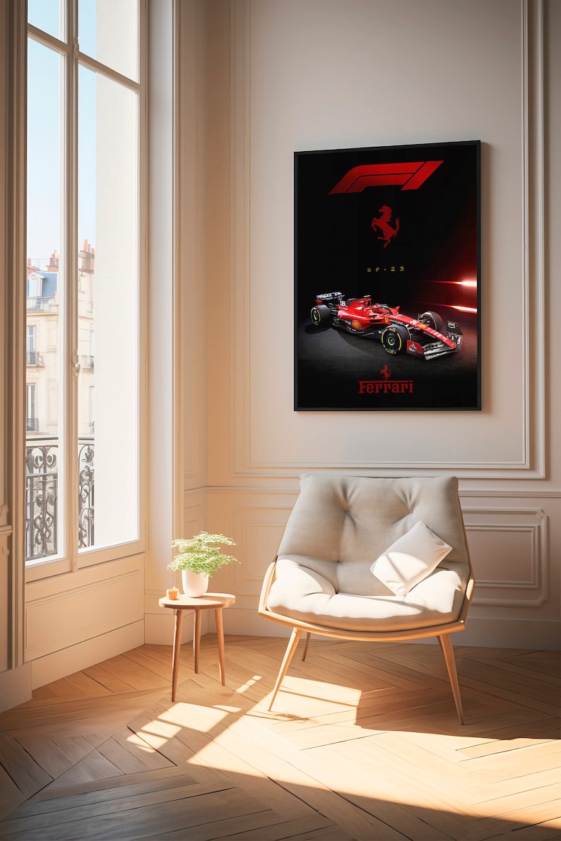 Puede incluir: Un p&oacute;ster enmarcado en negro con un coche de carreras de F&oacute;rmula 1 rojo sobre un fondo negro. El coche est&aacute; etiquetado como "SF-23" y el p&oacute;ster tiene el logotipo de Ferrari y la palabra "Ferrari" en rojo.