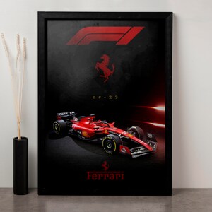 Puede incluir: Un p&oacute;ster de F&oacute;rmula 1 negro y rojo con un coche de carreras Ferrari rojo con el texto "SF-23" y el logotipo de Ferrari. El p&oacute;ster tambi&eacute;n incluye el logotipo de la F&oacute;rmula 1.