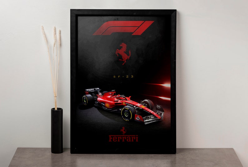 Puede incluir: Un p&oacute;ster de F&oacute;rmula 1 negro y rojo con un coche de carreras Ferrari rojo con el texto "SF-23" y el logotipo de Ferrari. El p&oacute;ster tambi&eacute;n incluye el logotipo de la F&oacute;rmula 1.
