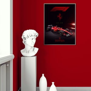Puede incluir: Un p&oacute;ster negro y rojo con un coche de carreras de F&oacute;rmula 1 y el logotipo de Ferrari. El coche es rojo con detalles negros y el logotipo es un caballo negro sobre fondo amarillo. El texto "Ferrari" est&aacute; debajo del coche.