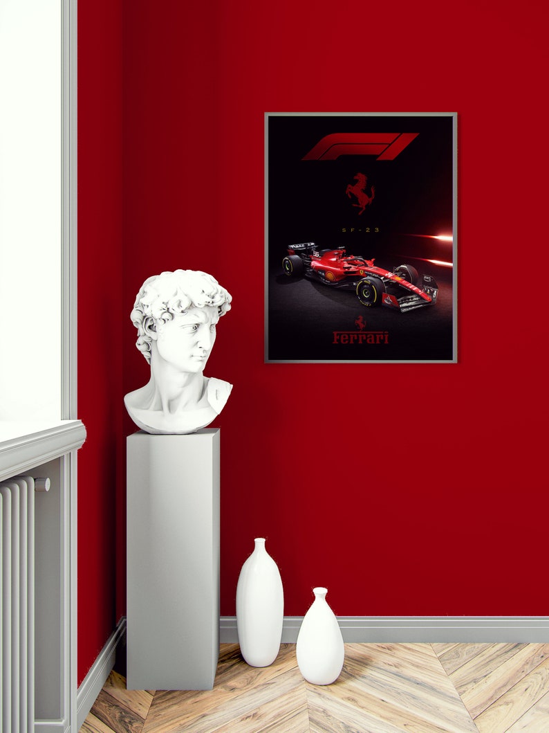 Puede incluir: Un p&oacute;ster negro y rojo con un coche de carreras de F&oacute;rmula 1 y el logotipo de Ferrari. El coche es rojo con detalles negros y el logotipo es un caballo negro sobre fondo amarillo. El texto "Ferrari" est&aacute; debajo del coche.
