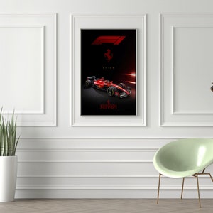 Puede incluir: Un p&oacute;ster negro y rojo con un coche de carreras de F&oacute;rmula 1 rojo con el logotipo de Ferrari y el texto "Ferrari" sobre un fondo negro.