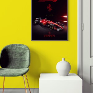 Puede incluir: Un coche de carreras de F&oacute;rmula 1 rojo con el logotipo de Ferrari y el texto "SF-23" en el lateral. El coche est&aacute; sobre un fondo negro con el logotipo de Ferrari y el texto "Ferrari" debajo del coche.