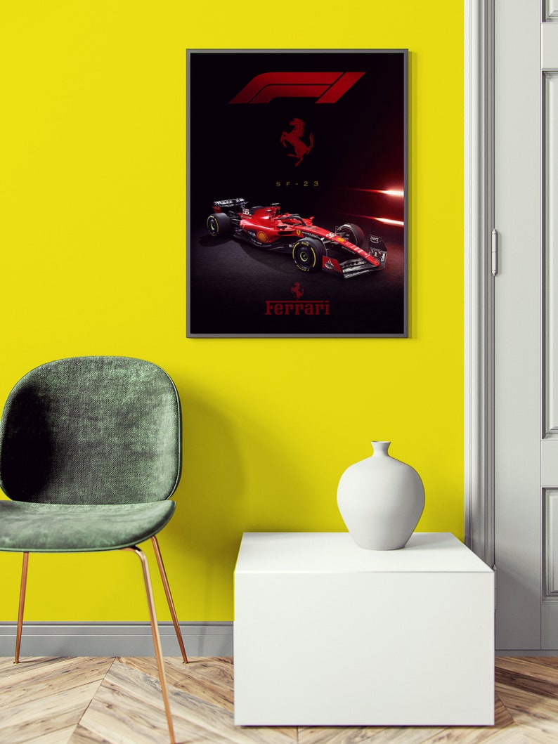 Puede incluir: Un coche de carreras de F&oacute;rmula 1 rojo con el logotipo de Ferrari y el texto "SF-23" en el lateral. El coche est&aacute; sobre un fondo negro con el logotipo de Ferrari y el texto "Ferrari" debajo del coche.