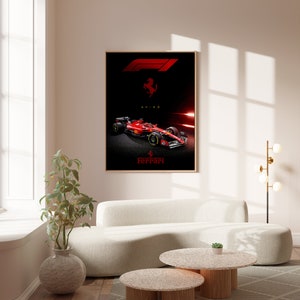 Puede incluir: Un p&oacute;ster enmarcado con un coche de carreras de F&oacute;rmula 1 rojo con el logotipo de Ferrari y el texto "Ferrari" y "SF-23". El p&oacute;ster tiene un fondo negro con un brillo rojo alrededor del coche.