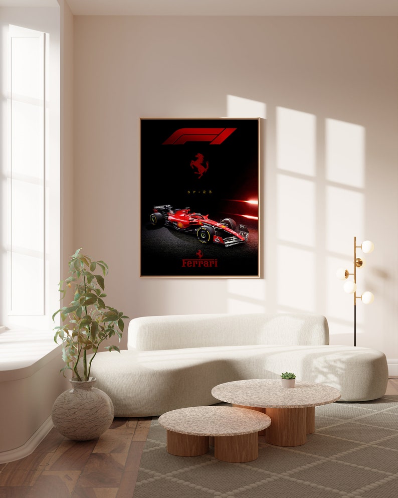 Puede incluir: Un p&oacute;ster enmarcado con un coche de carreras de F&oacute;rmula 1 rojo con el logotipo de Ferrari y el texto "Ferrari" y "SF-23". El p&oacute;ster tiene un fondo negro con un brillo rojo alrededor del coche.
