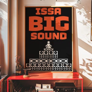 Könnte beinhalten: Gerahmtes Poster mit den Worten "ISSA BIG SOUND" in orangefarbenen Blockbuchstaben auf schwarzem Hintergrund. Darunter eine Grafik einer Person, die auf Lautsprechern sitzt. Das Poster ist in einem goldenen Rahmen.