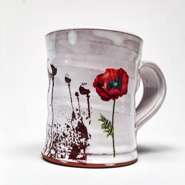 Poppy mug with glossy glaze and red flowers