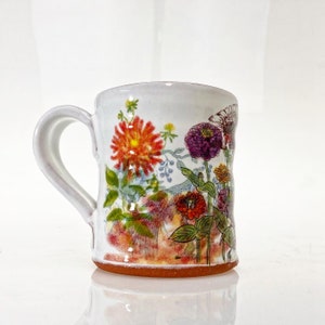 Zinnia mug with glossy glaze and flowers
