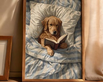 Puede incluir: Una impresión enmarcada muestra un golden retriever leyendo un libro en la cama. El perro está bajo un edredón y una almohada a rayas azules y blancas. La obra de arte está enmarcada en un marco de madera marrón claro.