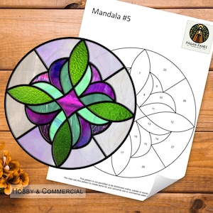 Peut inclure: Un motif de mandala en vitrail avec des pièces de verre vertes, violettes et bleues. Le motif est numéroté pour un projet de vitrail. Le texte "Mandala #5" et "PAGAN PANES" est visible sur l'image. Le texte "HOBBY & COMMERCIAL" est également visible.