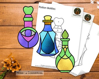 Puede incluir: Un patrón imprimible para hacer botellas de poción de vitrales. El patrón incluye tres diseños de botellas diferentes: una botella morada con un ojo, una botella azul con una lágrima y una botella amarilla con un patrón de diamante. El patrón está etiquetado como "Potion Bottles" e incluye el texto "Hobby & Commercial".