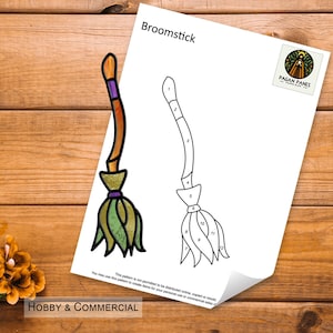 Könnte beinhalten: Ein ausdruckbares Malen-nach-Zahlen-Muster eines Besens. Das Muster ist mit "Broomstick" beschriftet und enthält das Logo "Pagan Panes".