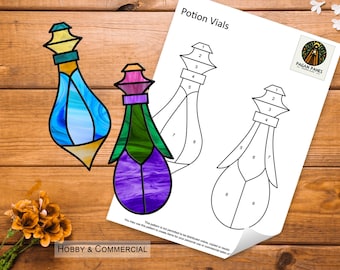 Puede incluir: Un patrón de vitral para dos viales de poción. El patrón está numerado para un fácil montaje. El patrón es para uso de hobby y comercial.